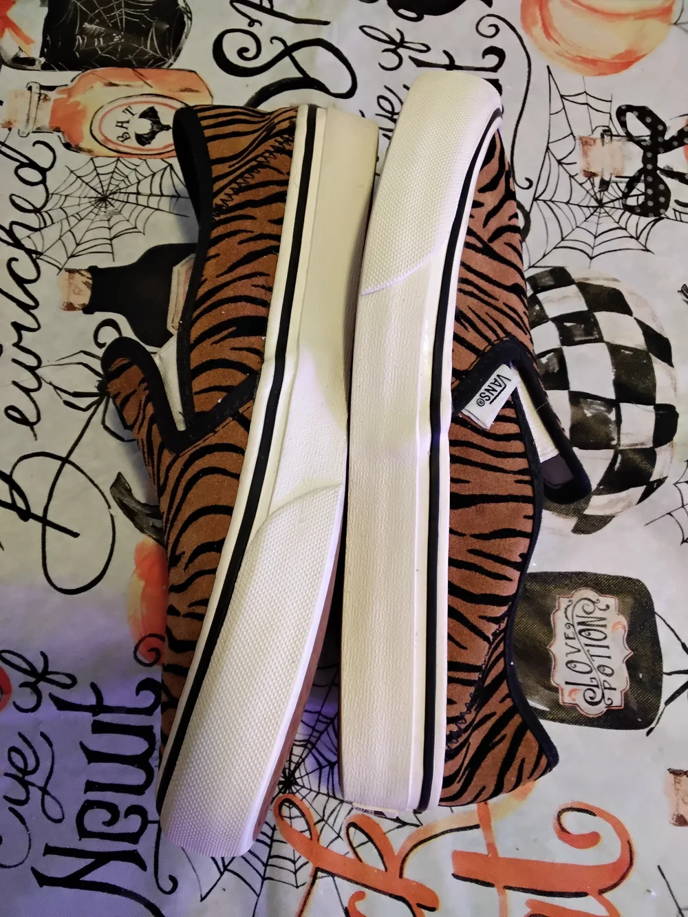 Vans Tiger-Print Slip-On Sneakers Skate Shoes Women's Size 7